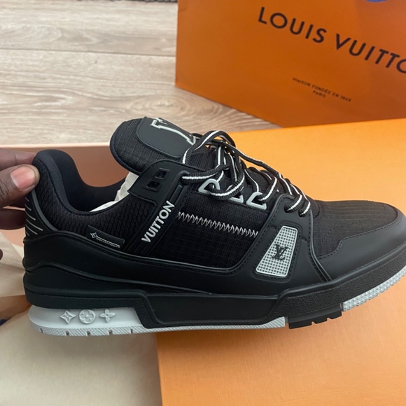 Louis Vuitton - Picture 3 of 7